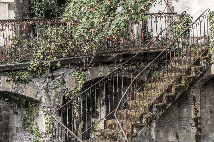 9850 - Forgotten stairways - -